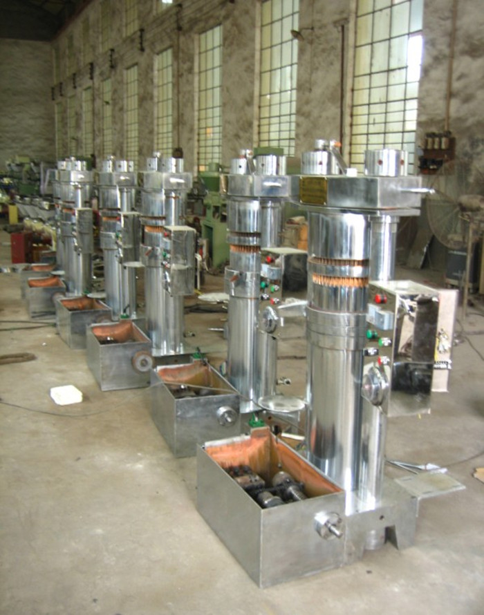 小型液压榨油机设备的生产现场
